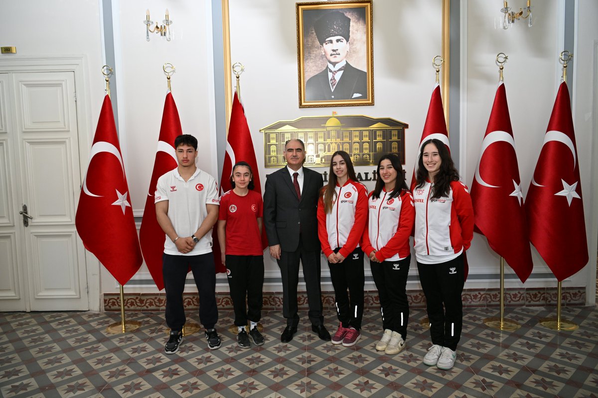 ManisaValiligi's tweet photo. 'Bugünümüze umut olan, geleceğimizi inşa eden gençlerimizdir.'

Gençlik Haftası etkinlikleri kapsamında İl Gençlik ve Spor Müdürü Yunus Öztürk, uluslararası müsabakalarda dereceye giren milli sporcularımız ve gençlik merkezlerinde gönüllü olarak görev alan gençlerimizden oluşan heyet,  Valimiz Vahdettin Özkan'a ziyarette bulundu.

Gençlere olan güveninin tam olduğunu vurgulayan ve Gençlik Haftasını kutlayan Vali Özkan, "İnançları, enerjileri ve hayalleriyle bugünümüze umut olan, geleceğimizi inşa eden gençlerimizdir. Onların eğitimi, gelişimi ve mutluluğu, hepimizin ortak sorumluluğudur. Güçlü bir gelecek, bilinçli ve özgüvenli gençlerle mümkündür." dedi.

Uluslararası müsabakalara katılan sporcularla çalışmaları üzerine sohbet eden Vali Özkan, Manisa'nın spor alt yapısının çok nitelikli olduğunu vurgulayarak, spor yapmanın insanın beden ve ruh sağlığı ile kötü alışkanlıklardan uzak durma açısından çok önemli olduğunu söyledi. Vali Özkan, milli sporculara ve gönüllü gençlere teşekkür ederek başarılar diledi.
