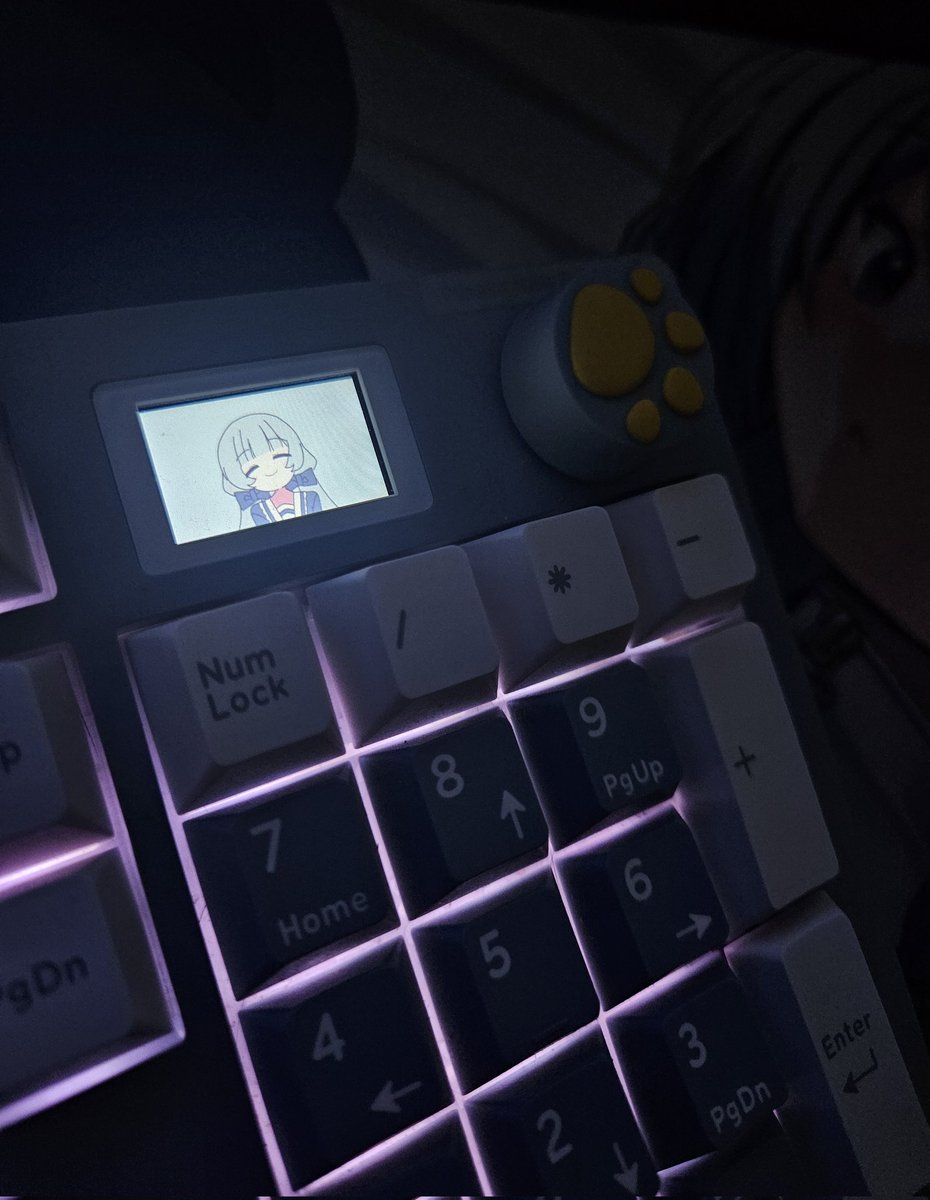 #mandii_daily
멀리서 바라만 봤던 만다씨가 트위터를 시작하셨어이