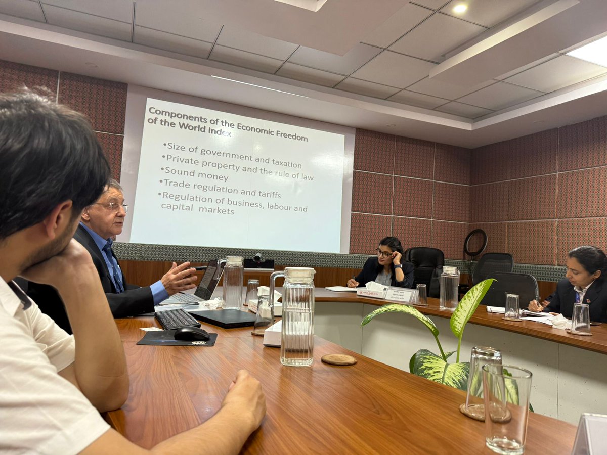 SamriddhiTPF's tweet image. Some glimpses of our engagement meeting with the
National Planning Commission of Nepal on the 11th of May. Grateful to the Vice-Chair of @NEPALNPC for providing us an opportunity to present findings from the most recent “Economic Freedom Audit”.
