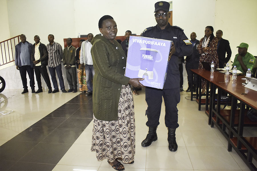 rulindodistrict's tweet image. Amarushanwa yakorewe mu mirenge 5 ariyo #Burega,#Base,#kisaro,#Ntarabana na #shyorongi abaturage bahize abandi bakaba bahembwe igikoresho kiyungurura amazi mu gihe abakuru b'imidugudu yahize indi bahembwe Telephone zigezweho.@Water4People_RW,@gahundemaurice      @Jmukanyirigira.