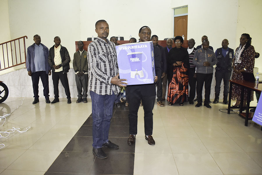 rulindodistrict's tweet image. Amarushanwa yakorewe mu mirenge 5 ariyo #Burega,#Base,#kisaro,#Ntarabana na #shyorongi abaturage bahize abandi bakaba bahembwe igikoresho kiyungurura amazi mu gihe abakuru b'imidugudu yahize indi bahembwe Telephone zigezweho.@Water4People_RW,@gahundemaurice      @Jmukanyirigira.