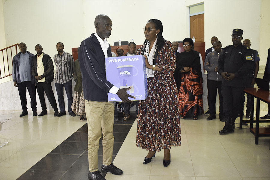 rulindodistrict's tweet image. Amarushanwa yakorewe mu mirenge 5 ariyo #Burega,#Base,#kisaro,#Ntarabana na #shyorongi abaturage bahize abandi bakaba bahembwe igikoresho kiyungurura amazi mu gihe abakuru b'imidugudu yahize indi bahembwe Telephone zigezweho.@Water4People_RW,@gahundemaurice      @Jmukanyirigira.