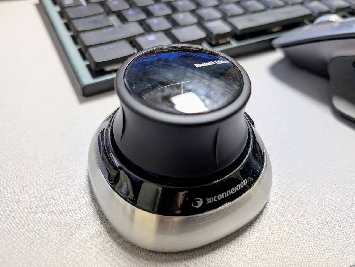 3Dモデルを回転させる専用のマウスを買いました！

だいぶ効率化された気はするけど、そもそもやれる時間がほぼ無い😇