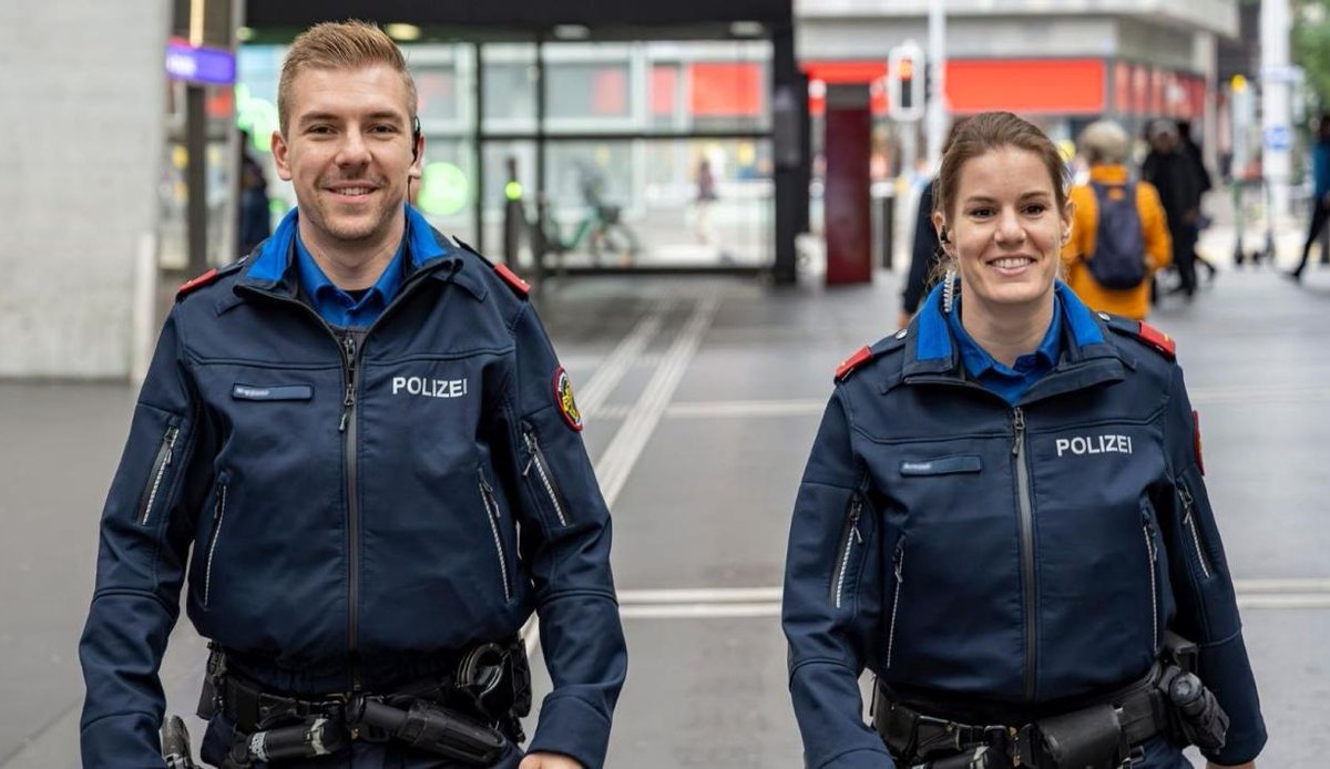 Die Schweiz hat eine ARMEE. Sie ist für die Sicherheit des Landes und ihrer Bürger*innen verantwortlich: go.mmzh.ch/pol. Gewisse Kompetenzen delegiert sie an die Polizeien. <a href="/Kapo_Aargau/">Kapo_Aargau</a> | <a href="/KapoZuerich/">Kantonspolizei Zürich</a> | <a href="/PoliceBern/">Kantonspolizei Bern</a> | <a href="/Kapo_BS/">Kantonspolizei Basel-Stadt</a> | <a href="/KapoGR/">Kantonspolizei GR</a> | <a href="/kapoSG/">Kantonspolizei St.Gallen</a> | <a href="/KapoSchwyz/">Kantonspolizei SZ</a>.