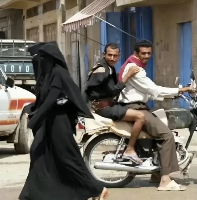 부르카 입어도 시선강간하는게 남자인데?