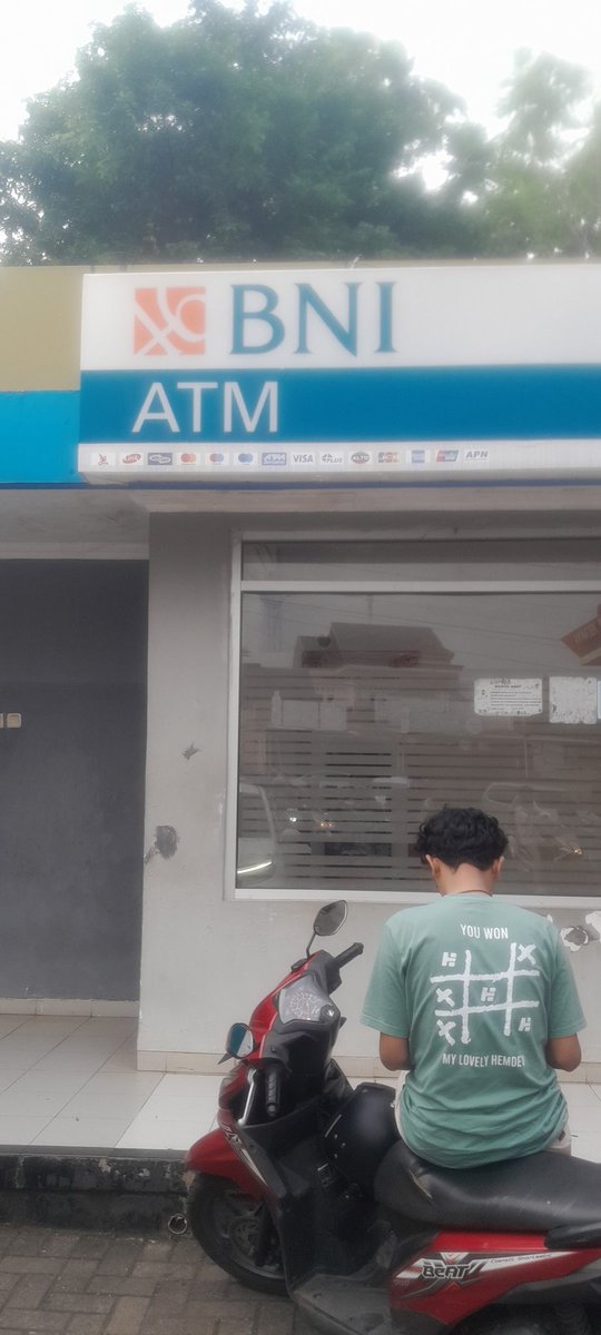 muhamaddaffari2's tweet image. Temen2 @unicelounge tolong jangan ambil uang di bank  pom bensin patemon. Temen aku barus ambil 3 kali penarikan gagal berjumlah 450k tapi saldonya berkurang. Tolong perbaiki  cc : @BNICustomerCare @BANKBRI_ID