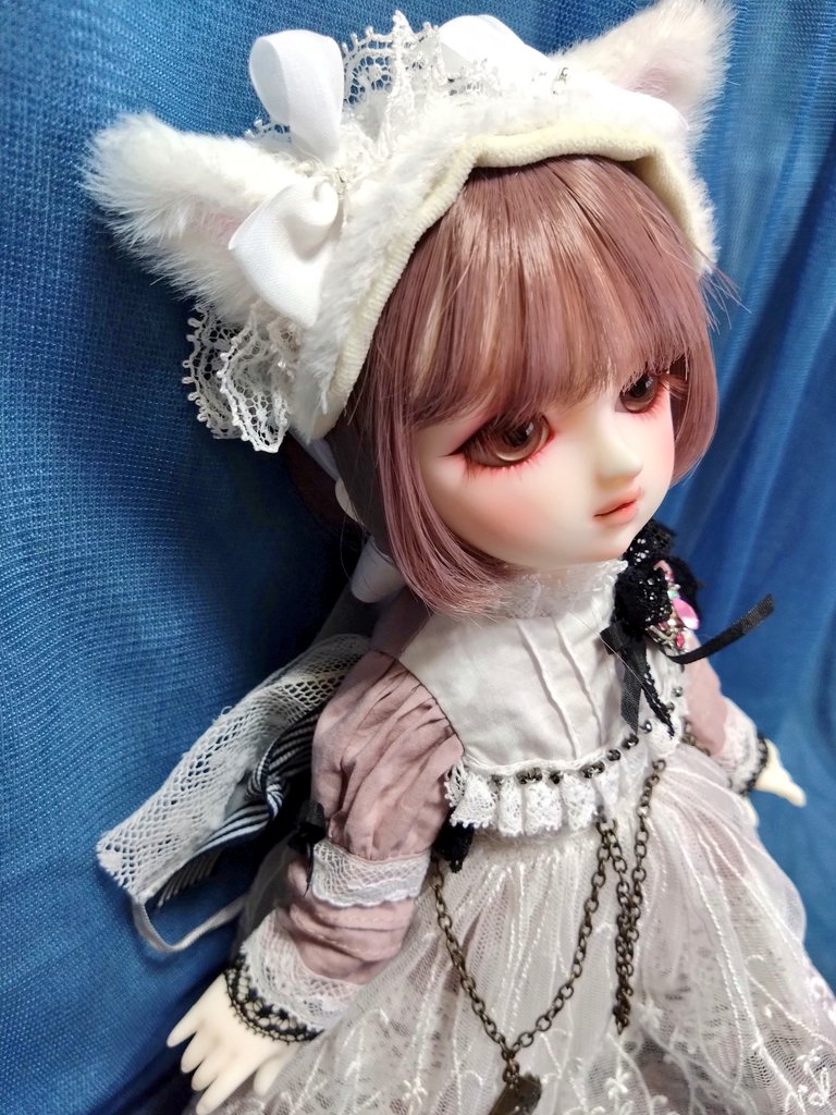 5XCpataFe278325's tweet image. Atelier May 様(@_Atelier_may_)の幼っ子ドレスお迎え！
猫耳は里の委託様のもの！
私の技術じゃ伝わらないけどめちゃくちゃ可愛い！
ピンクがくすみカラーでレースも柔らかい白でクセントの黒が最高✨️
ヘッドリボンはウィッグの関係で背中に✨️ 
素敵なお洋服ありがとうございます✨️✨️✨️