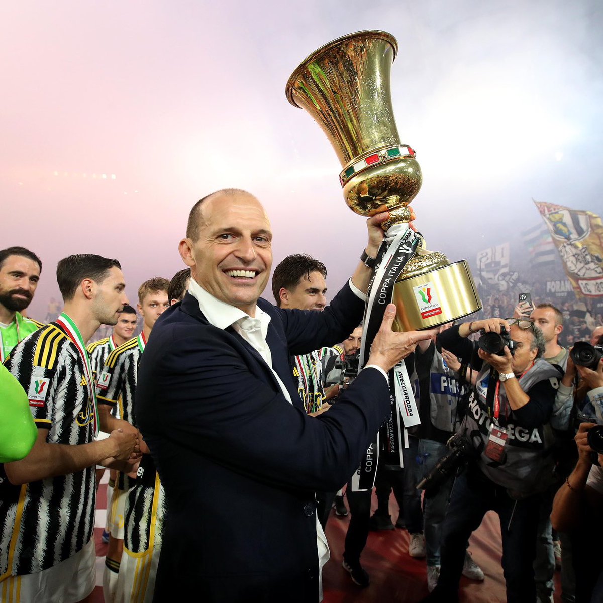 IaconeOsv's tweet photo. Esattamente un Anno fa` si ritornava a vincere un trofeo dopo tre anni, mai poi lo Giuntoli ha deciso di distruggere tutto perche` aveva antipatia per un Allenatore vincente come Allegri 🤦♂️
#Juventus #Allegri #IostoConAllegri #GiuntoliOut https://t.co/TalbQwbFXS