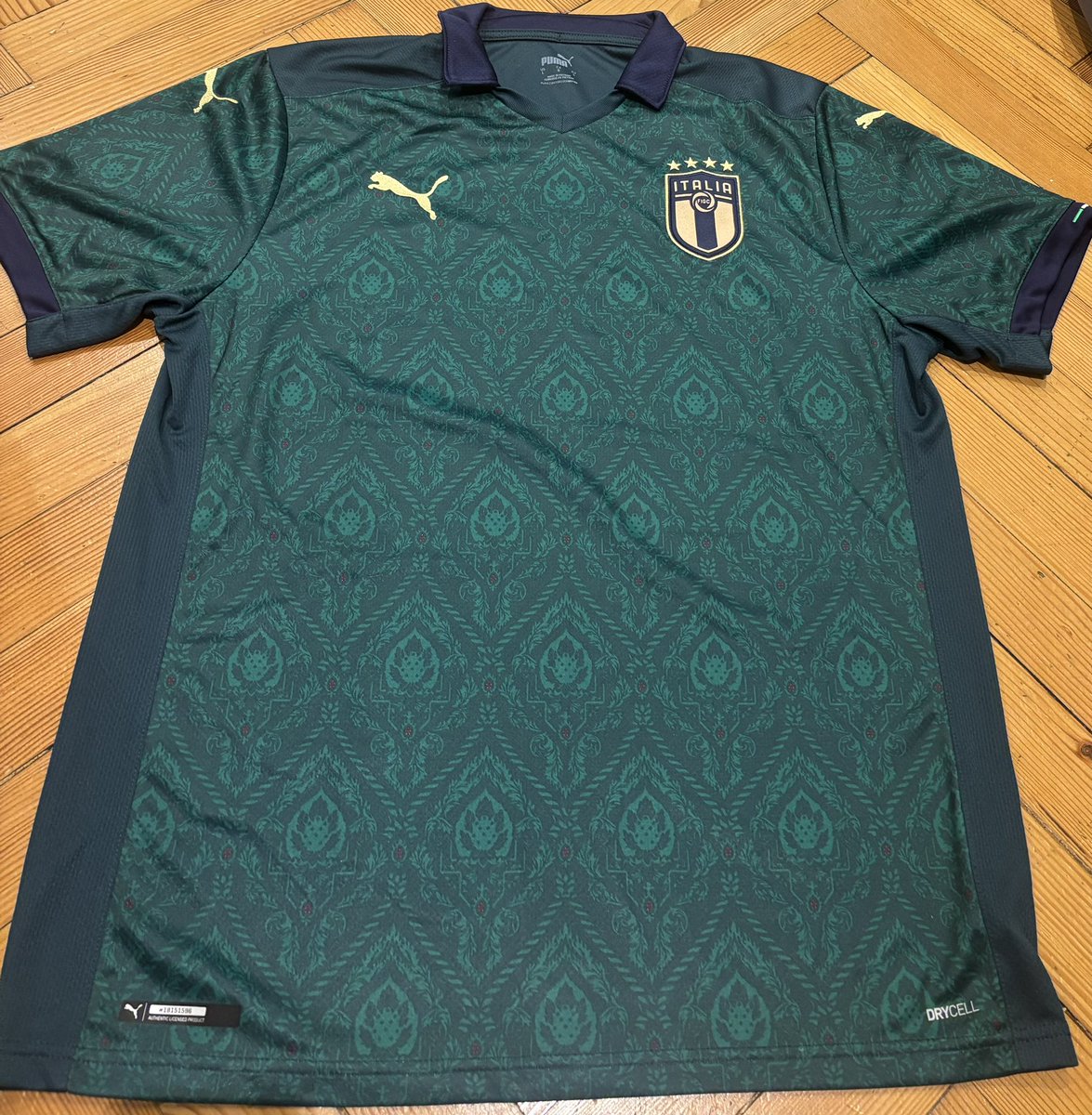 Showboatkits's tweet image. We went viral last week but it’s still not moved the needle with us growing our page so we thought we’d try an old fashioned giveaway. 

▪️Follow @Showboatkits
▪️Share this post
▪️Comment which shirt you’d like of the two below

Winner picked at random &amp;amp; announced 31st April 🤝