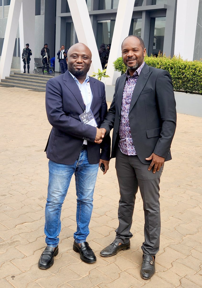 Hier, au Gouvernorat du Lualaba à Kolwezi, j’ai rencontré Nyenye, un aîné et opérateur dans le secteur de la location de véhicules à Goma. Depuis l’occupation de cette ville volcanique par les forces rwandaises et leurs supplétifs, il s’est temporairement réinstallé à Lubumbashi,