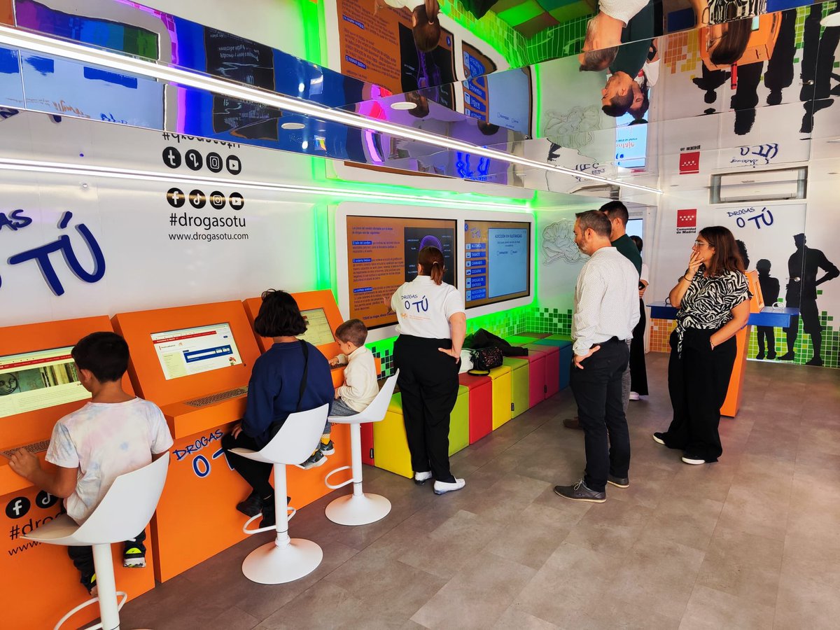 El autobús “Drogas o Tú” vuelve a #HumanesdeMadrid
👉🏻 Del 19 al 26 de mayo visitará nuestros centros educativos con actividades interactivas para la prevención de adicciones entre jóvenes.