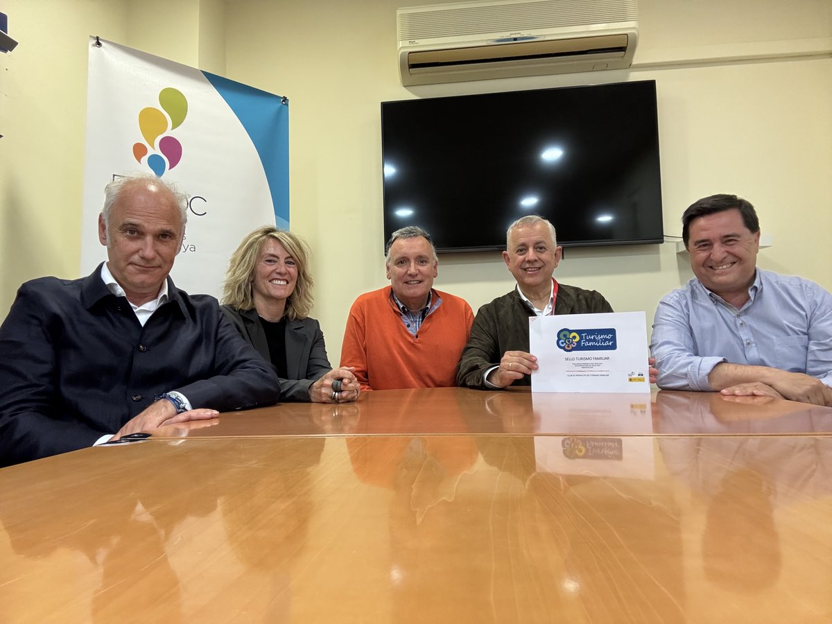 Ayer tuvimos en la sede de <a href="/FamiliaNombrosa/">FANOC</a> una interesante sesión de trabajo con José Maria Villalón, presidente de <a href="/FamNumerosas/">Federación Española de Familias Numerosas (FEFN)</a>, y <a href="/FJCAcero/">Francisco Javier Castillo Acero</a> de <a href="/DNATurismoyOcio/">dna turismo y ocio</a>, para mejorar y potenciar el <a href="/SelloTurismoFam/">SelloTurismoFamiliar</a>, el único club de producto de turismo familiar en toda España