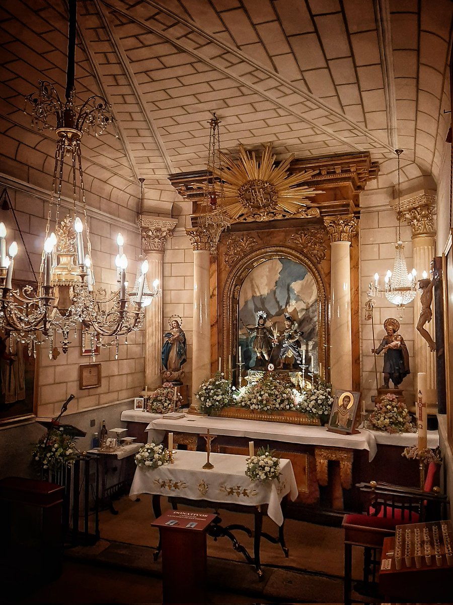 Felicidades a las muchas localidades del país, incluida la propia Villa y Corte que hoy, 15 de mayo, celebran a San Isidro. Y como estoy en Madrid y solo abre hoy, me vine a ver la Capilla de la Cuadra de San Isidro, donde según la tradición, el santo labrador guardaba su ganado