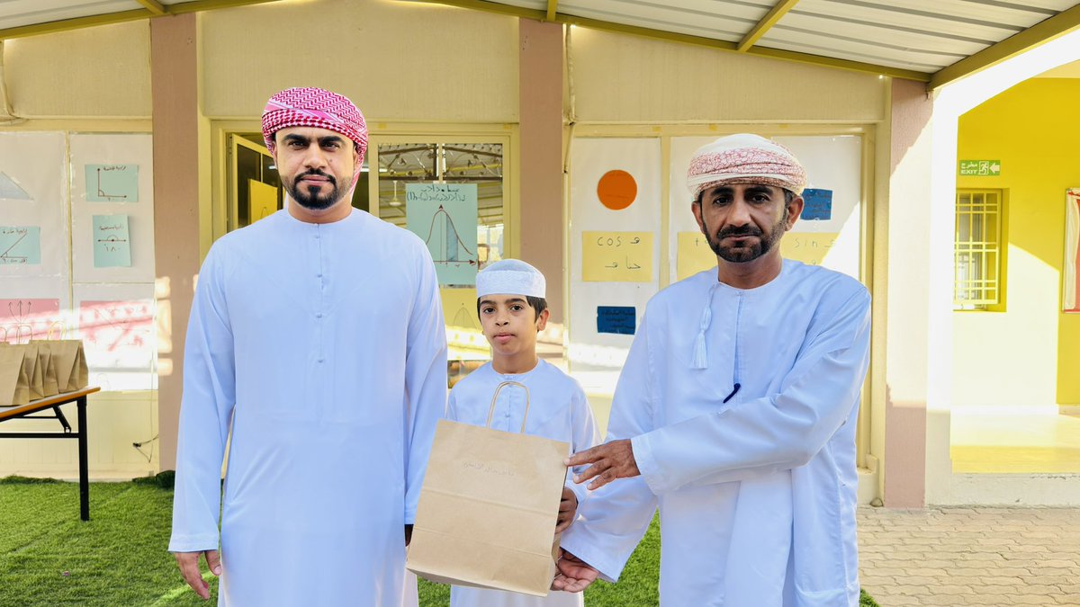 كرم الأستاذ إبراهيم المعمري معلم اللغة العربية طلابه المتميزين في مبادرة (بيدي أبني مستقبلي) للصفين الخامس والسابع ،المبادرة كانت تهدف إلى تشجيع الطلبة على التحضير للدرس في البيت والمذاكرة وهي ذات أهمية كبيرة وتحقق كثير من الأهداف التعليمية المختلفة وتساعد الطلبة على تنظيم وقتهم.