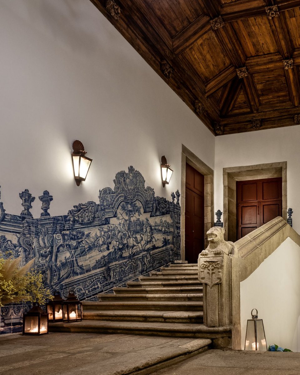 Visiting #Porto this year? Keep an eye out for the famous #azulejos scattered all over the city. You'll find these beautiful, intricate tiles on churches, palaces, train stations, restaurants, and unexpected places! 
#luxurytravel #heliconarts #portugaltravel #azulejosofPorto