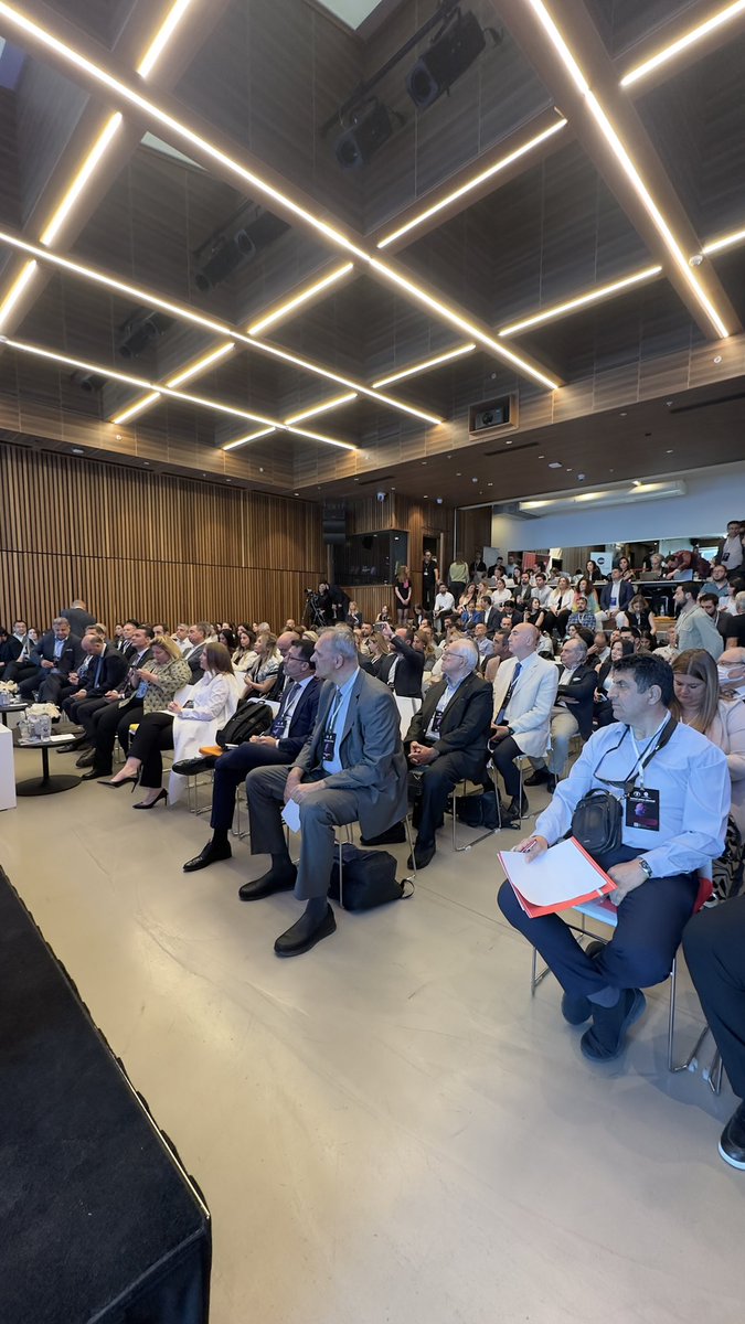 cicekcizmeci's tweet photo. Bugün moderatörlüğünü üstlendiğim  #ESIAD ve @egiad işbirliğiyle gerçekleştirilen Dönüştüren Güç: Yapay Zeka Zirvesi’ndeyim. Çok kıymetli iş insanları, konuşmacılar ve katılımcılarla verimli bir gün geçiriyoruz.

Konuştuğumuz, çözüö aradığımız konular şöyle:
Yeni dönüşüm çağında izleyici mi yoksa üretici mi olacağız, nasıl adapte olacağız ve kendimizi nasıl birer çoklu disiplinli super insanlara dönüştüreceğiz?
Cevap bulmadan önce doğru soruları sormak şart.