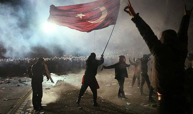 Saraçhane protestolarında Türk bayrağı taşıyan Marmara Üniversitesi öğrencisi Ayberk Ünlü hala tutuklu. HEPSİNİ BÖYLE TEK TEK ALACAĞIZ!!!!