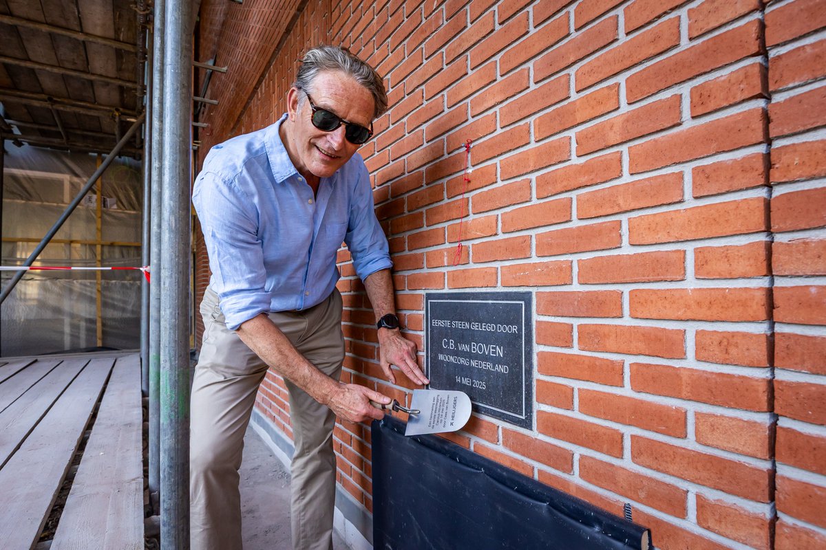 🏗️ Hoogste punt bereikt voor zorgcomplex Carolus in Hilversum! Een mooie mijlpaal en het officiële afscheid van onze voorzitter Cees van Boven, die symbolisch de eerste steen legde.
📖 Lees meer: woonzorg.nl/nieuws/hoogste…