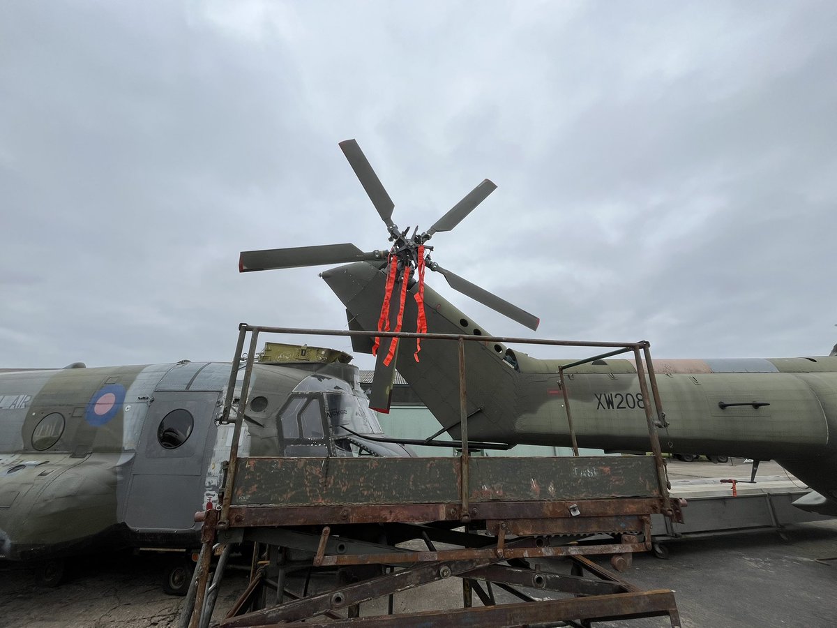 kevgraham39's tweet image. Tail rotor blades are now fitted to the #PumaXW208Rebuild @NewarkAirMus @33SqnRAF she is slowly moving towards completion 🚁🦌#Loyalty