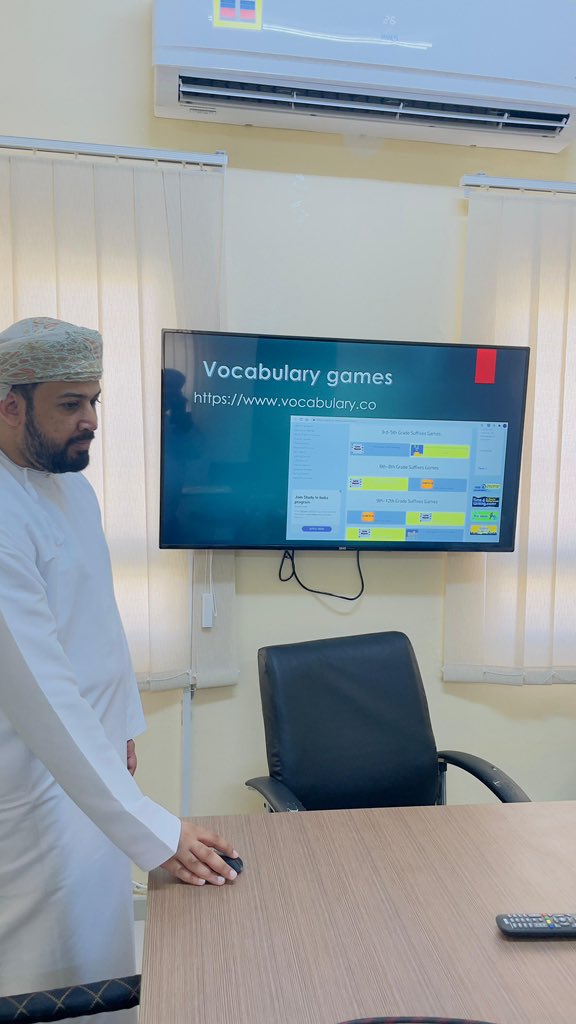 استمرارًا لبرامج الإنماء المهني لأسرة اللغة الإنجليزية، قدّم أ.علي حسن العجمي مشغلًا بعنوان: “أهمية وكيفية تعلّم مفردات اللغة”، وذلك بحضور معلمي المادة. وتضمّن المشغل جلسة نقاشية، أُتيحت فيها الفرصة لتبادل الأفكار حول أفضل الممارسات التعليمية في تنمية الحصيلة اللغوية لدى الطلبة.