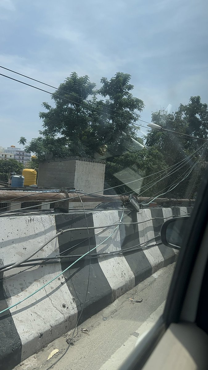 its_rudresh's tweet photo. Hanging internet cables are all over Bengaluru unsafe,ugly,and damaging Brand Bangalore's image.This mess needs urgent attention and regulation. Please act to protect our city's beauty &amp; safety.
@CMofKarnataka @DKShivakumar
@Tejasvi_Surya @publictvnews @tv9kannada
@AsianetNewsSN https://t.co/TIWzDp5JAX