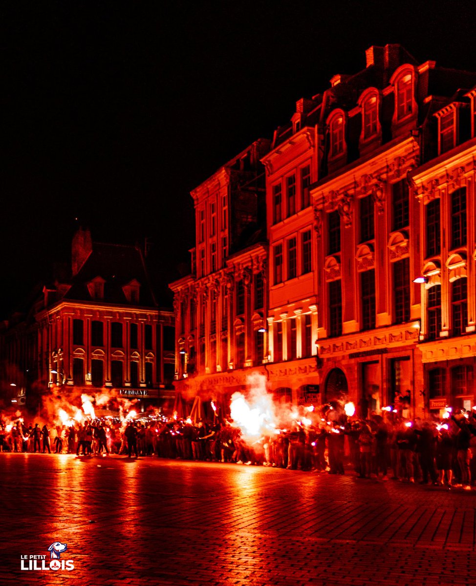 LePetitLillois's tweet photo. De vives lueurs dans la pénombre, Lille teintée de rouge 🔴

3⃣5⃣ ans, ça se fête. Joyeux anniversaire aux enfants de la Déesse ! 🗽

Cap sur #LOSCSDR ! 🏟️ https://t.co/s6ZHNpq8Am