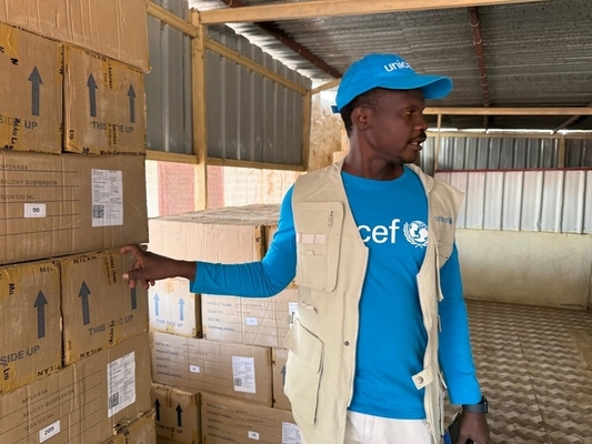 UNICEFSudan's tweet photo. #ForEveryChild, lifesaving supplies. In the past 3 weeks, @UNICEF with partners delivered health, nutrition, water, hygiene, sanitation, protection &amp; education supplies to Tawila, Zalingi, Golo, Nertiti, Rokero, &amp; Korma, North Darfur. Over 960,000 people will benefit from them. https://t.co/Vxn9QdiZVt