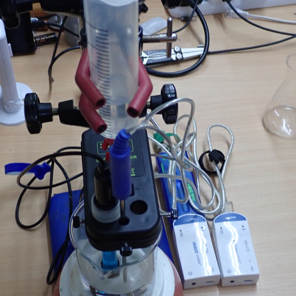 In the prep room, working out the exact concentration of an unknown using the <a href="/pascoscientific/">PASCO scientific</a> drop counter with the pH probe and the thermometer with the help of the magnetic stirrer. Can the students get the same answer using a burette? Probably not!