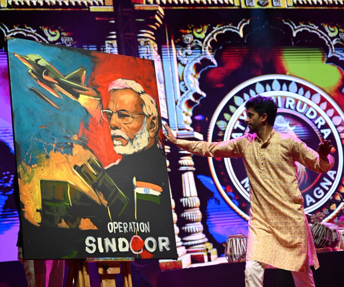 sanjeevvarma293's tweet image. Strong and divine as perfect shows more and more towards the getting all Modi&apos;s dedication to nation&apos;s through rane salute modi ji and forces 

#RaneSaluteModijiAndForces