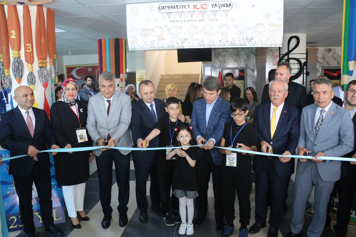 TÜBİTAK 4006 bilim fuarı kapsamında,
Sunumlarını yapan öğrencilerimizin bilim yolundaki heyecanlarına ortak olan, katılımlarıyla bizleri onurlandıran misafirlerimize, Proje Yürütücüsü Arzu Varol başta olmak üzere proje danışmanlığı yapan tüm öğretmenlerimize teşekkür ederiz.