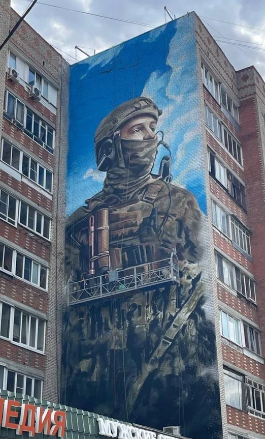 CartesDuMonde's tweet photo. Russie 🇷🇺

Dans le secteur de Moscou, une fresque géante a été réalisée pour valoriser l'armée du Kremlin. Problème : le soldat qui y est représenté apparaît à la base dans des affiches pour l'armée Ukrainienne... https://t.co/twGNMgDEbH
