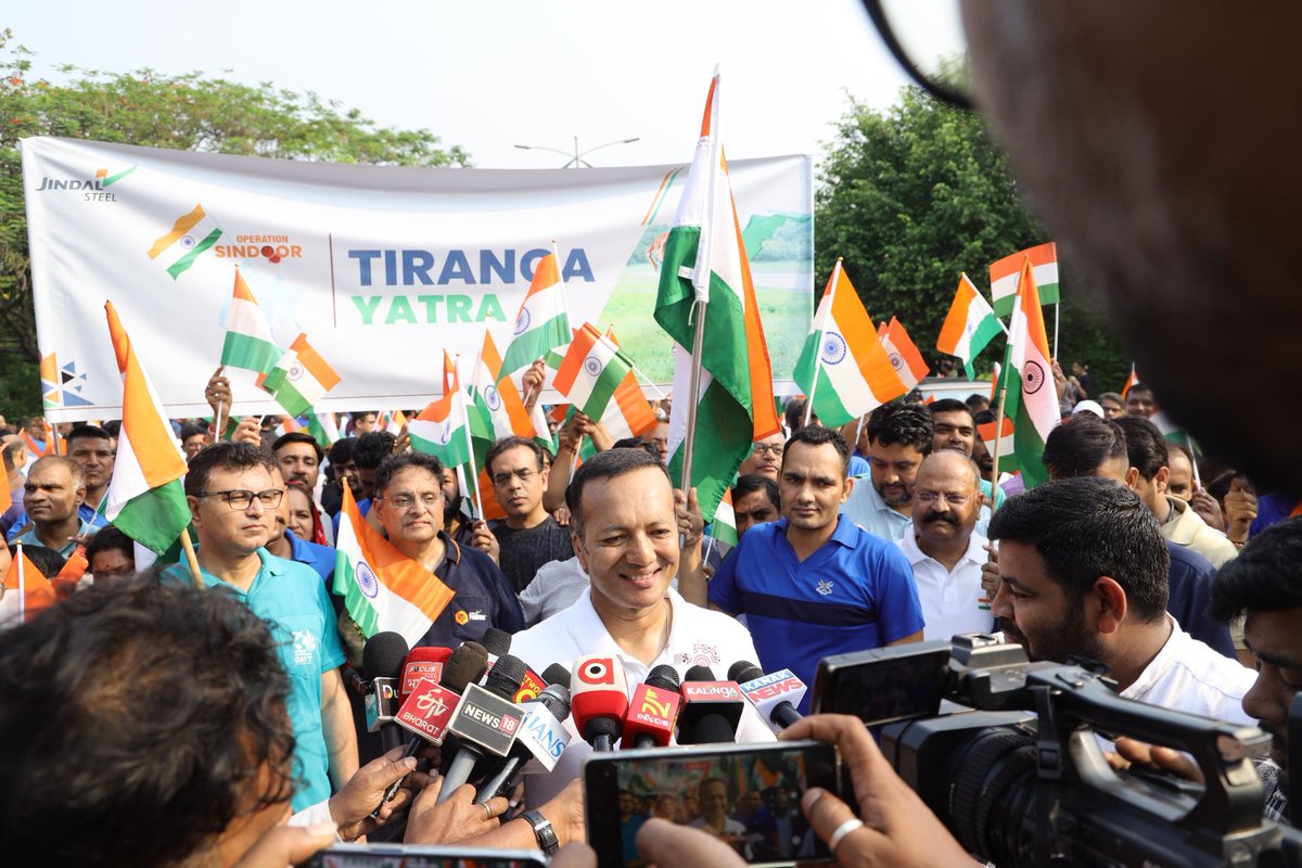 MPNaveenJindal's tweet photo. यह तिरंगा हर भारतवासी के दिल में लहराता है, क्योंकि तिरंगा सिर्फ एक झंडा नहीं, हमारी अस्मिता, आत्मबल और आज़ादी का प्रतीक है। 

#OperationSindoor की सफलता और हमारी सीमाओं की रक्षा करने वाले भारतीय सेना के शौर्य को नमन करते हुए अंगुल, ओडिशा स्थित हमारे स्टील प्लांट में आज "तिरंगा यात्रा" का आयोजन किया गया। देशभक्ति के इस उत्सव में हजारों लोगों ने तिरंगा हाथ में लेकर हिस्सा लिया। 

जय हिंद! 🇮🇳

#OperationSindoor #TirangaYatra