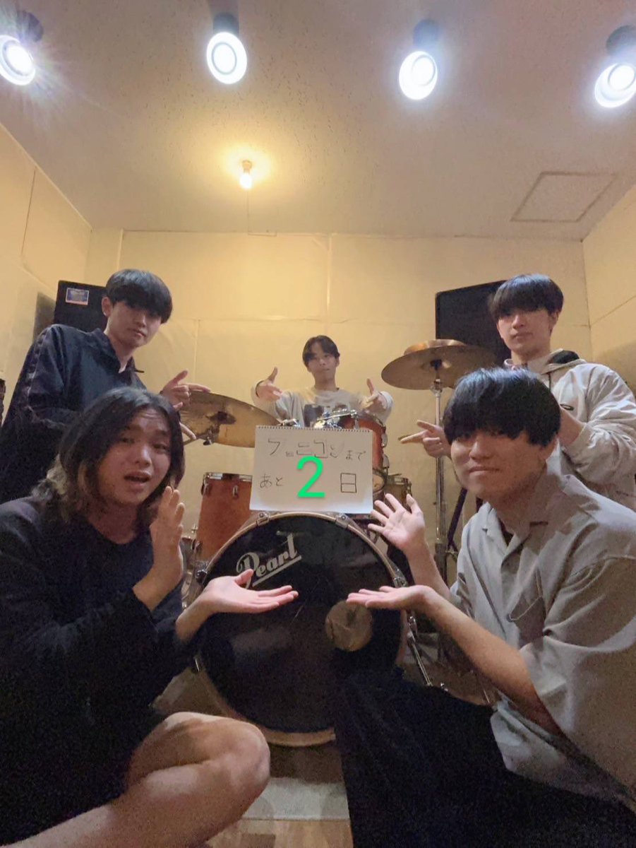 HirodaiOnkyo's tweet photo. フェニコンまであと2日！

今回紹介するのは、フォークソング部です！
バンドならでは音楽を楽しんで、一緒に盛り上がりましょう😉

出演は17日17:30〜
 #広島大学 #広大 #音楽 #音楽サークル #フェニコン #サタケ #東広島市 #軽音 #フォークソング https://t.co/3ZsRA2vNva