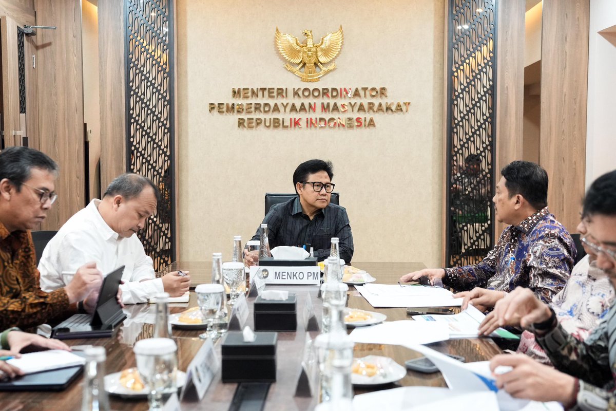 cakimiNOW's tweet photo. Peningkatan kualitas pelayanan BPJS Kesehatan adalah mutlak untuk Indonesia yang lebih baik di  masa depan. Saya menyampaikannya sebagai bentuk dukungan pada BPJS Kesehatan melanjutkan sumbangsih besarnya untuk peningkatan kualitas kesehatan masyarakat selama ini. 

Kepada para direksi BPJS Kesehatan yang hadir dalam audiensi di kantor Kemenko PM  hari ini, saya menekankan pula agar upaya peningkatan pelayanan BPJS Kesehatan. BPJS Kesehatan juga menjadi instrumen penting pelayanan dasar negara terhadap masyarakat. BPJS Kesehatan adalah wujud nyata pemenuhan jaminan sosial kepada seluruh masyarakat yang tidak boleh kendor.
@BPJSKesehatanRI @kemenkopmRI