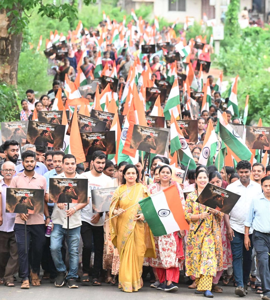 Rakhie09's tweet image. &quot;Jeetein hain kisi ne desh to kya humne to dilon ko jeeta hai&quot;🤍
Jai hind 🇮🇳

#RaneSaluteModijiAndForces #OperationSindhoor #BoycottTurkey