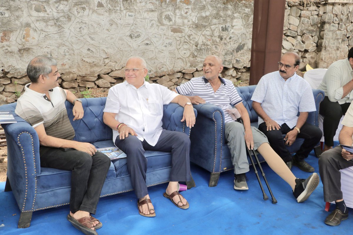 SudhirGadgil's tweet image. शिंदे-वाडकर डेव्हलपर्स तर्फे PSW LANDMARK हा नविन कमर्शिअल, रेसिडेन्सिअल प्रकल्प वसंत कॉलनी,सांगली येथे सुरू केला असून भूमिपूजन सोहळास उपस्थित राहून या नवीन प्रकल्पासाठी त्यांना भावी वाटचालीस खुप शुभेच्छा दिल्या.

#devlopers #builders #डेव्हलपर्स #बिल्डर्स #भूमिपूजनसोहळा #