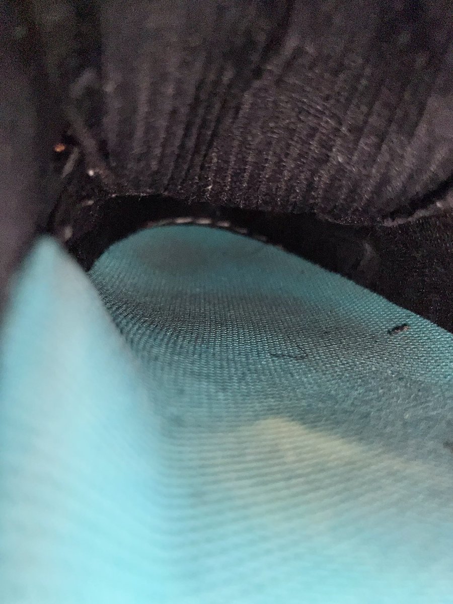 趁著有陽光，把幾雙鞋鞋都拿出來刷刷曬下
討厭潮濕的環境，一不小心還會發霉
喜歡的捨不得穿，可是不穿又會壞，真兩難
爬上爬下真辛苦(x
算一算好像…才兩成
不過其他的看起來沒事，就懶得動了(?)