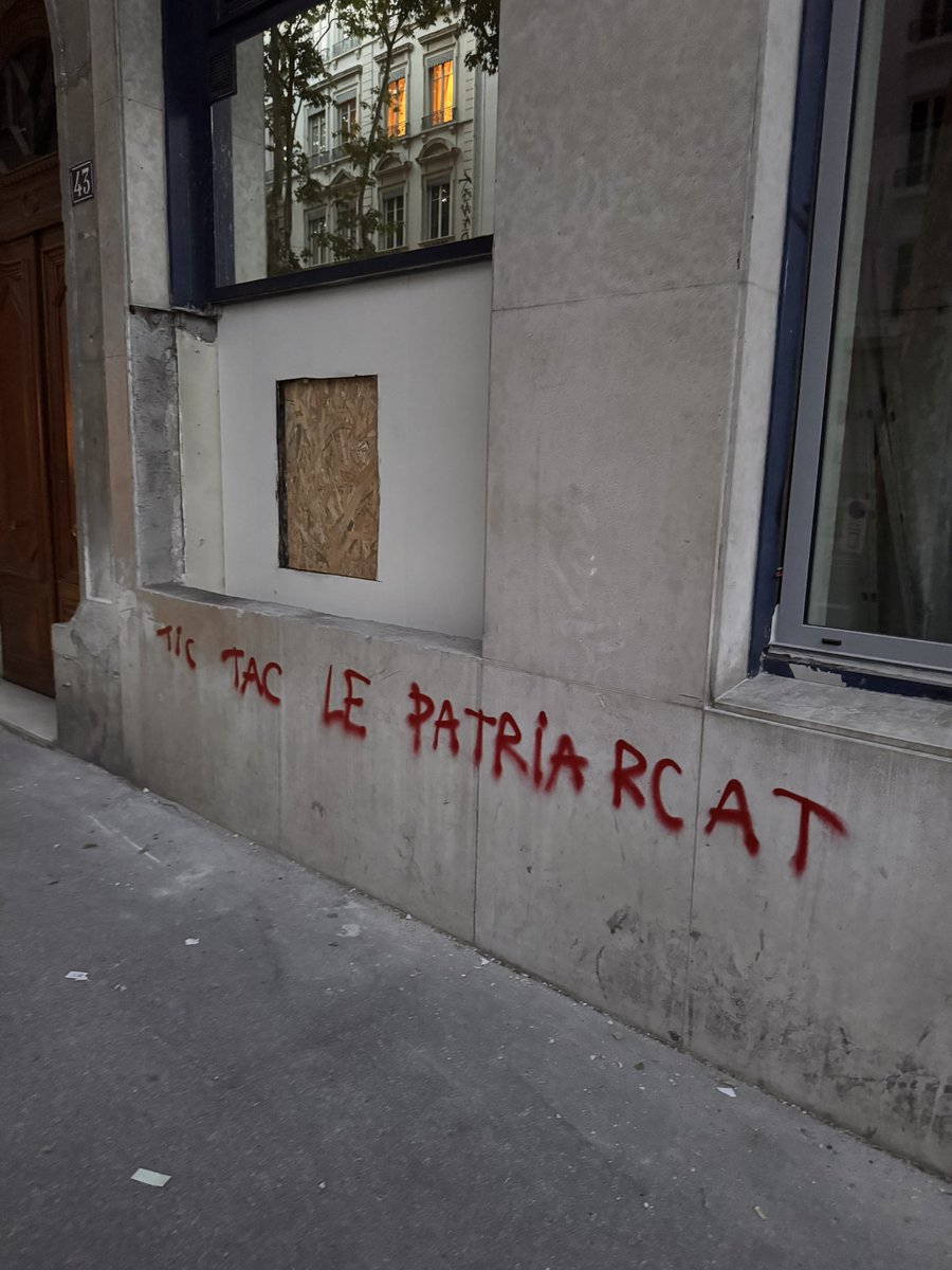 On s’en occupe quand ça <a href="/Gregorydoucet/">Grégory Doucet</a> ? 
Peut être rappeler aux chargés de mission que vous faites de la pub sur le nettoyage des tags ? Payé par la Ville, pas la peine qu’on paye deux fois plus ?

<a href="/Mohamed__Chihi/">Mohamed Chihi</a>