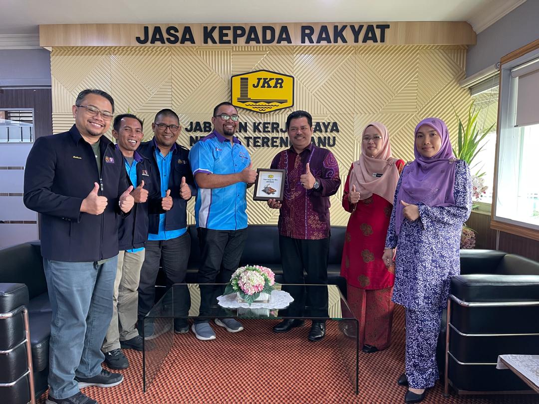 JKR Terengganu (@jkrterengganu) on Twitter photo Kunjungan Hormat USM ke JKR Negeri Terengganu ke atas Pengarah Kerja Raya Terengganu, YBrs. Ir. Dr. Hasli bin Ibrahim pada 15 Mei 2025 (Khamis) bertempat Tingkat 12, Wisma Negeri, Kuala Terengganu.
<a href="/HasliJKR/">Hasli Ibrahim (Ir. Dr.)</a>
<a href="/IPJKR_Official/">JKR Malaysia Rasmi</a>
#IamJKR Kunjungan Hormat USM ke JKR Negeri Terengganu ke atas Pengarah Kerja Raya Terengganu, YBrs. Ir. Dr. Hasli bin Ibrahim pada 15 Mei 2025 (Khamis) bertempat Tingkat 12, Wisma Negeri, Kuala Terengganu.
<a href="/HasliJKR/">Hasli Ibrahim (Ir. Dr.)</a>
<a href="/IPJKR_Official/">JKR Malaysia Rasmi</a>
#IamJKR
