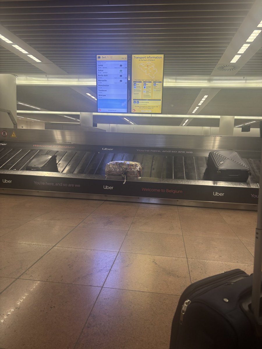 Une femme â l’aéroport me dit qu’elle est belge et qu’elle me suit sur Linkedin. Elle me remercie pour les portraits de femmes et ma passion pour le leadership féminin. Je propose de parler d’elle. Elle sourit, humble et dit: —dans quelques années, je mériterai d’y figurer 🎈