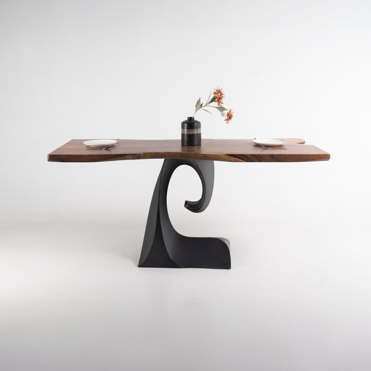 Flowyline_'s tweet image. The Beauty of Strength 
This table impresses not only with its natural solid wood top, but also with its powder-coated steel base — rust-resistant, durable over time, and sculpted like a modern piece of art. 

#FlowylineDesign #PremiumFurniture #DiningTable #InteriorDesign