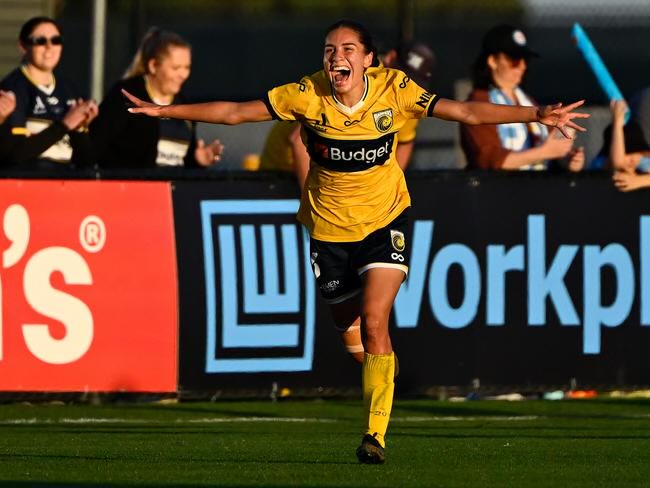Erin Smith (@_erin_smith) on Twitter photo In the aftermath of scoring the match winning goal and securing <a href="/CCMariners/">Central Coast Mariners</a> a spot in the <a href="/aleaguewomen/">Ninja A-League</a> grand final Isabel Gomez pulled out her phone to call her mum – and found a very unexpected email.
codesports.com.au/football/matil… In the aftermath of scoring the match winning goal and securing <a href="/CCMariners/">Central Coast Mariners</a> a spot in the <a href="/aleaguewomen/">Ninja A-League</a> grand final Isabel Gomez pulled out her phone to call her mum – and found a very unexpected email.
codesports.com.au/football/matil…