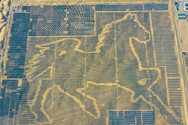 KarlieLiu810's tweet image. PV NEWS SHARING ✨ 

The Kubuqi Desert 🏜️  is the seventh largest desert in China, where unique light resources coexist with extremely harsh environments. Due to frequent sandstorms, the sand accumulation rate of photovoltaic panels is significantly higher 

#groundsolar