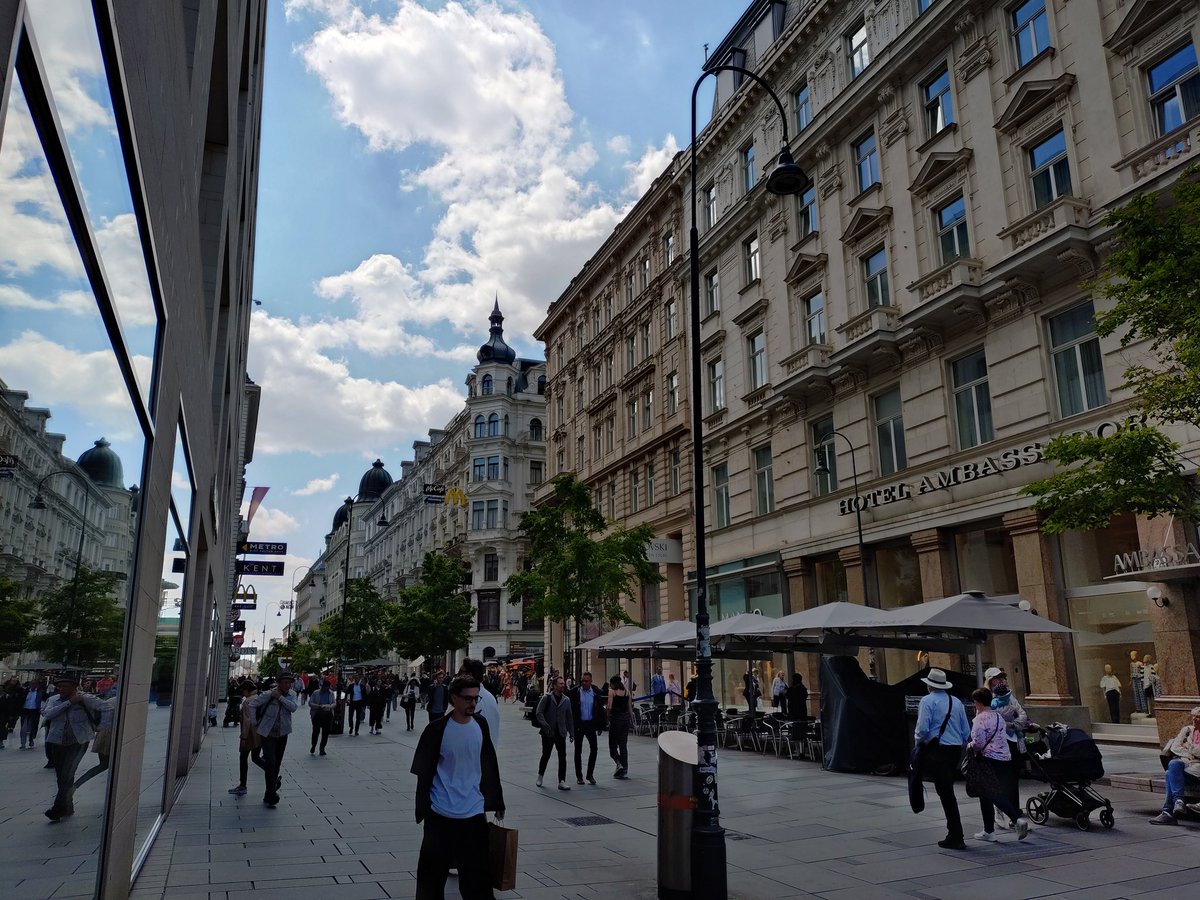 ホテル近くにある教会、シューベルトの葬儀が行われた教会だそうです。
さよならウィーン！シュニッツェルも美味しかったよ！
これからプラハに向かいます。