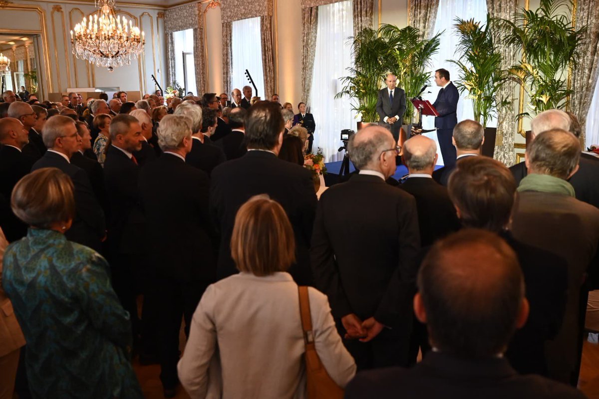 Eric Trappier fait rayonner la France dans le monde, par son patriotisme et sa franchise.

Ainsi que par sa fidélité à l’esprit familial du groupe Marcel Dassault qu’il dirige, fleuron de notre industrie qui joue un rôle au quotidien pour notre sécurité et notre souveraineté.