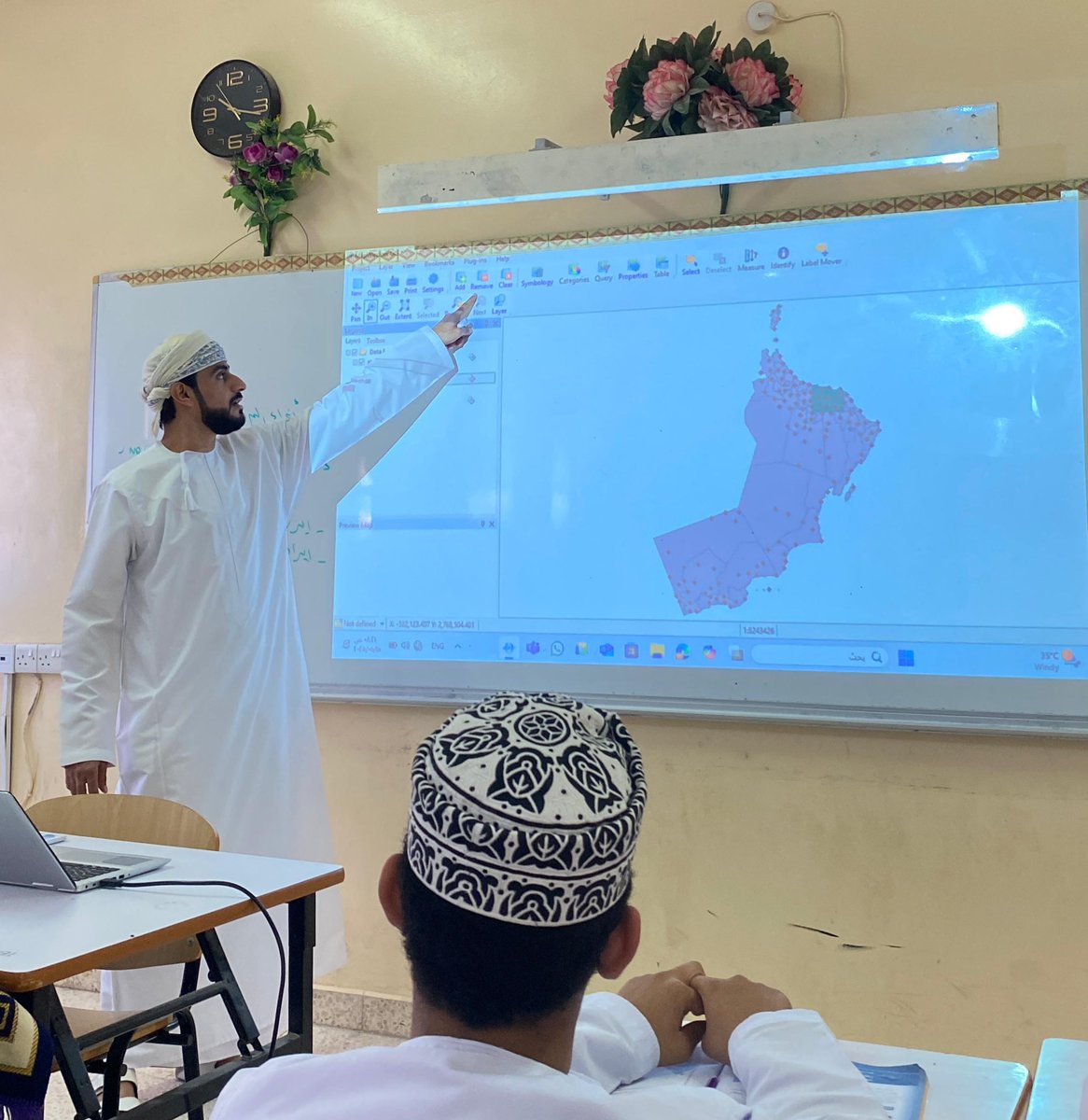 نفذ أ.فهـد السنيدي تطبيق عملي في برنامج ( Map window GIS) لطلبة الثاني عشر موضحاً وظائف نظم المعلومات الجغرافية والتحليل المكاني (الاستفسار والاشتاق والاحرامات..) وربطها بالاختبارات النهائية والتدريب عليها.