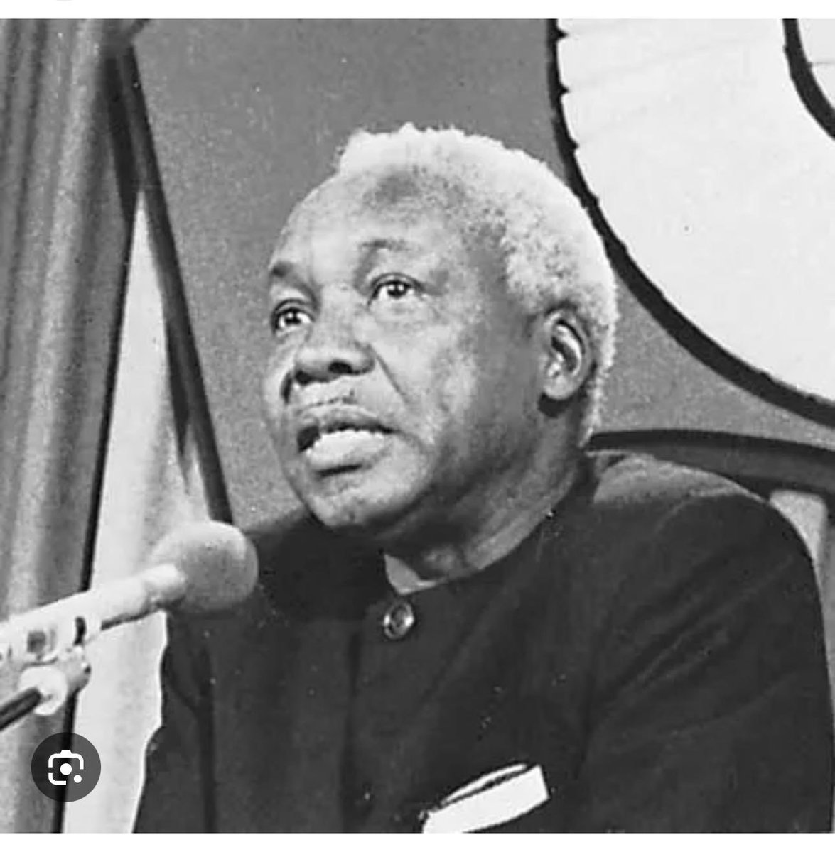 Mwalimu JULIUS NYERERE alikuwa ni KIONGOZI MWEREVU SANA na mwenye USHAWISHI MKUBWA. Alipostaafu, aliitisha “PRESS CONFERENCE” nyingi sana, moja wapo ni ile ya KILIMANJARO HOTEL mwaka 1995. Viongozi MAKINI mliostaafu, MSIOGOPE kuiitisha “PRESS CONFERENCE”.😂😂