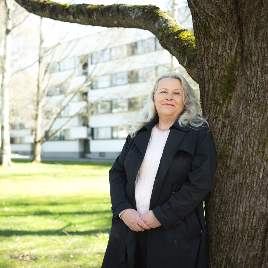 Toukokuun Kiinteistölehdessä kerromme taloyhtiöstä, jonka maksukyky oli ollut heikko jo useamman vuoden. Tiukalla kulukuurilla konkurssi saatiin silti vältettyä. Kuvassa hallituksen puheenjohtaja Satu Karjalainen.

Lue lisää ensi viikolla ilmestyvästä lehdestä!

📷: Pekka Rousi