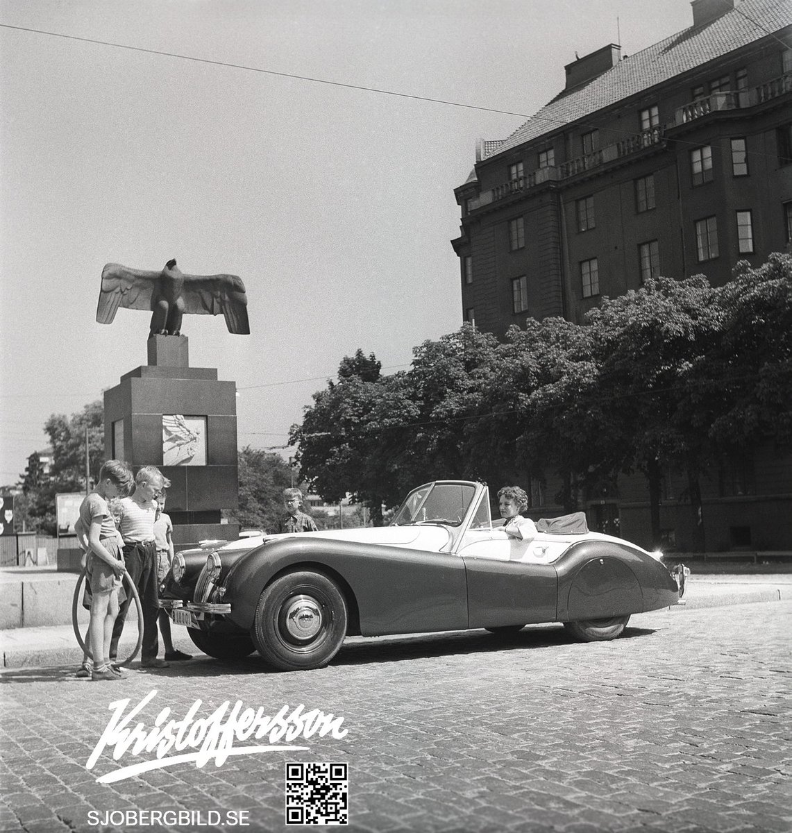 Den 15 maj 1931 invigdes "Flygarmonumentet" vid Karlaplan i Stockholm.
Ett verk av Carl Milles till minne över de svenska luftfartspionjärerna.
På min arkivbild syns monumentet med en Jaguar XK120 framför som väcker pojkarnas intresse 1953.

#Milles #Stockholm #idag #Jaguar