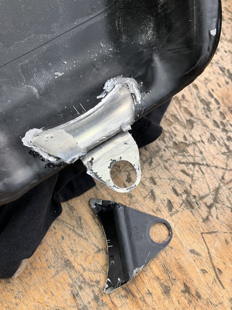 NSF250 (NX7)の純正アルミタンクの漏れ修理中😃 ステー剥がしたら